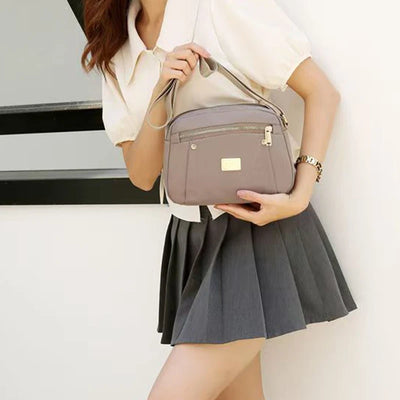 Men and women's cross-body bags are lightweight and multi-layered, perfect for shopping and traveling.