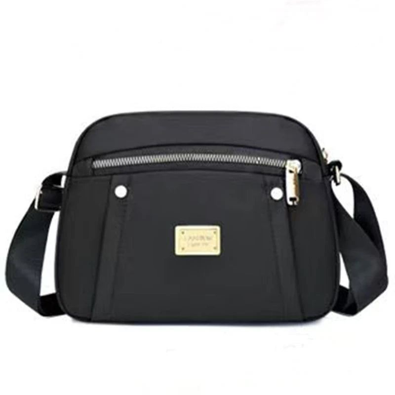 Men and women's cross-body bags are lightweight and multi-layered, perfect for shopping and traveling.