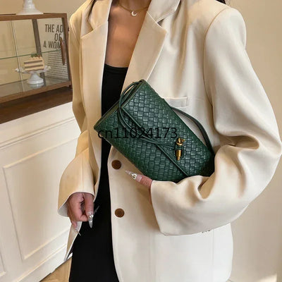2025 New Fashionable Solid Color Crossbody Bag, Unique Retro Leather Crossbody Bag Suitable for Commuting Party Activities